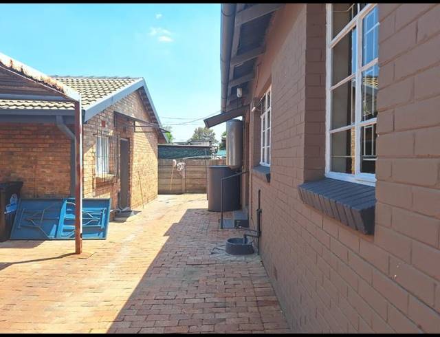 6 BEDROOM HOUSE FOR SALE IN PAUL KRUGERSOORD